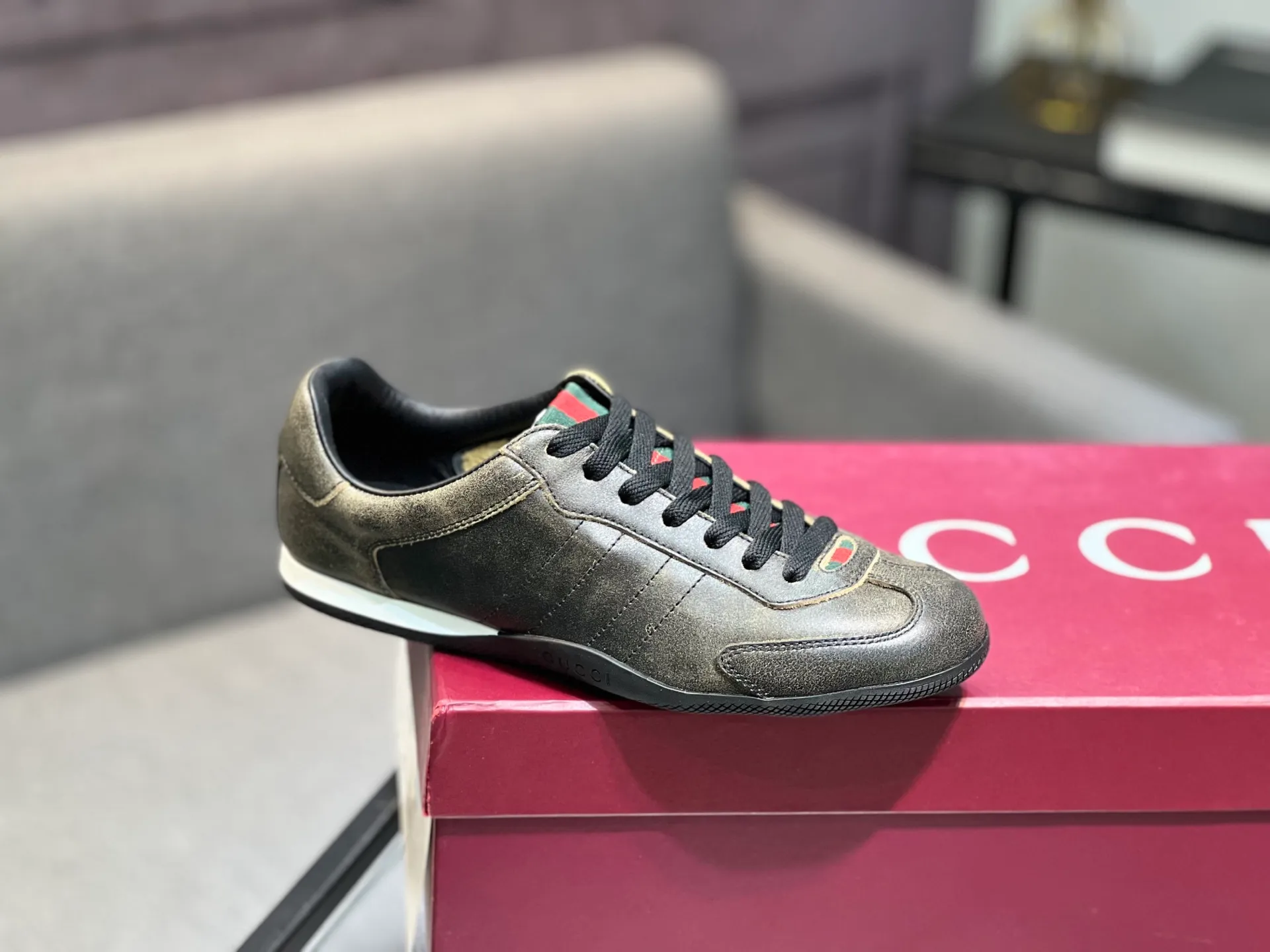 Men's shoes 💰580 Gucci Gucci small dirty shoes full series upgrade, long-term production GG Gucci series old casual small dirty shoes catwalk style ZP developed pure original version... metal double G crystal cylindrical mark... Gucc original pattern webbing... upper color rubbed cowhide matte stitching classic double G cloth, code number: 35-44 (female 41, male 45. Customization is not returnable) Fabric: original custom cowhide Inner: original custom cowhide Feet: original cowhide injection molding. Outsole: original open molding sole. Packaging: original full set of packaging. Color: official website updated simultaneously.